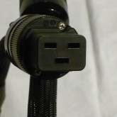 機器側のプラグは 20A 仕様です。通常の 15A 仕様ではありませんのでご注意ください。
