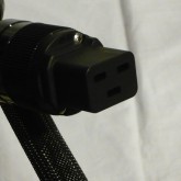 機器側のプラグは 20A 仕様です。通常の 15A 仕様ではありませんのでご注意ください。