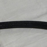ケーブルは黒いメッシュジャケットに覆われています。ジャケットに解れなどはありません。