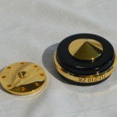 点接点で支持するインシュレーターです。