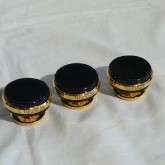 ３個セットで写っていますが、実際は４個セットでのご案内です。