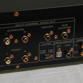 出力端子の拡大写真です。アナログ 5.1ch 出力のほか digital coaxial/TOS が装備されています。