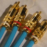 RCA プラグには Rogers ロゴがプリントされています。