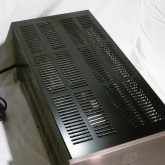 キャビネットは全体を通風をよくし、放熱しやすい構造になっています。