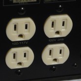 出力はトータルで 200VA です。サウンドソースやプリアンプなどの小電力機器にてご使用ください。