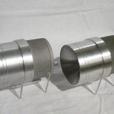 製品横部の写真です。アクリル製専用スタンドが付属しています。