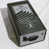 IEC320 15A プラグが適合します。オーディオ機器で多く採用されている ACケーブル が使用できます。