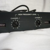 調整は HF のレベル可変のみです。シンプルで使いやすい製品です。