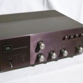JBL 製プリメインアンプです。時代を超えて魅力ある音色を届けます。