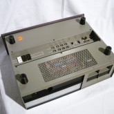 製品底部です。入力端子などは底部にあります。