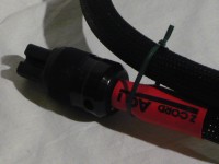 IEC 320 plug の拡大写真です。