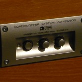 カットオフ周波数・出力レベルが可変できます。