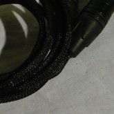 表面は黒のメッシュジャケットで覆われています。