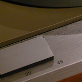 速度切り替えスイッチの角に小さな傷があります。