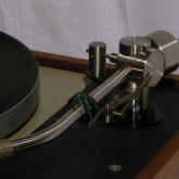 ortofon SPU 等のような重量級カートリッジにも対応します。針圧 ～5g まで。