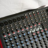 mono inputs は XLR と phone 、stereo inputs は RCA×２ です。USB 端子で PC に接続も可能です。