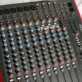インプットフローは [input gain → 3band EQ → AUX send assi'n → panpod → ch fader]、もっともシンプルな構成です。