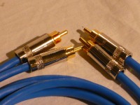 RCA プラグは neutrik NYS352G が採用されています。