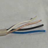 bi-wire 対応４芯構造です。シングルワイアリングでもご使用いただけます。