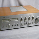YAMAHA らしい佇まいのプリメインアンプです。