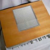 放熱口を除いて木製キャビネットです。比較的良い状態です。