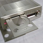 disc tray を開けた状態です。非常に薄くスタイリッシュなデザインです。