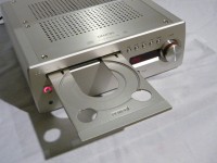 disc tray を開けた状態です。非常に薄くスタイリッシュなデザインです。