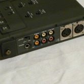 RCAジャックによる analog/digital in/out の他、XLR anqlog balanced 出力も装備されています。