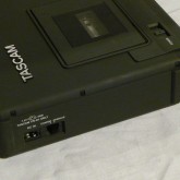 側面部に電源カーブルを接続します。