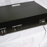 製品背面部です。デジタル入出力端子は SPLIF(coaxial) / TOS (optical) です。
