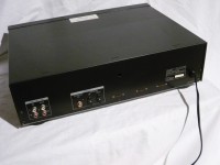 製品背面部です。デジタル入出力端子は SPLIF(coaxial) / TOS (optical) です。