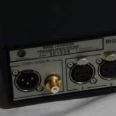 出力端子は XLR/RCA 1系統ずつです。