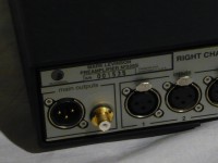 出力端子は XLR/RCA 1系統ずつです。