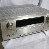 AV機器の中ではシンプルなフェイスです。