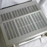 製品天板は発熱対策が施されています。へこみや傷などはありません。