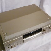 製品天板には設置痕や多少の汚れなどがあります。