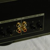 アナログ入出力は RCA/phone が装備されています。