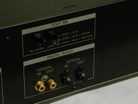 デジタル入出力は SPDIF(coaxial) / TOS(optical) です。