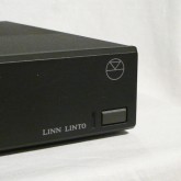 非常にシンプルなフロントフェイスです。操作するのは電源スイッチだけです。