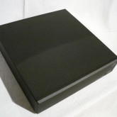 製品には多少のすり傷などがありますが、全体的には良い状態といえます。