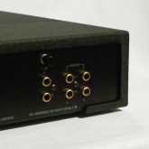 RCA 2系統の出力が装備されています。