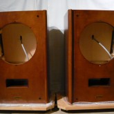 エンクロージャーの老舗、立松音工製です。