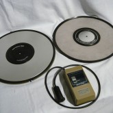 ポンプ引き・吸着タイプのレコード用スタビライザーです。