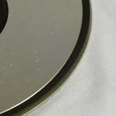 AT666 には写真の傷がありますが、レコード吸着には全く支障ありません。
