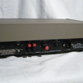 405 背面部です。入力端子は 5-pin DIN です。RCA は接続できません。