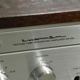 味わいのある筆記体ロゴのイメージに似合ったクラシカルな風貌の製品です。