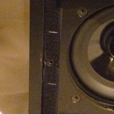 フロントグリルは強力なマジックテープで取り付けられています。あまり強く押し付けずにご使用になることをお勧めします。