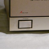 電源スイッチには多少の使用感があります。