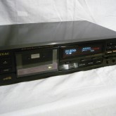 テープデッキの雄 TEAC 製です。