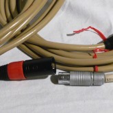プリアンプ側 fischer - パワーアンプ側 XLR(2hot) です。基本的に逆接続はできません。
